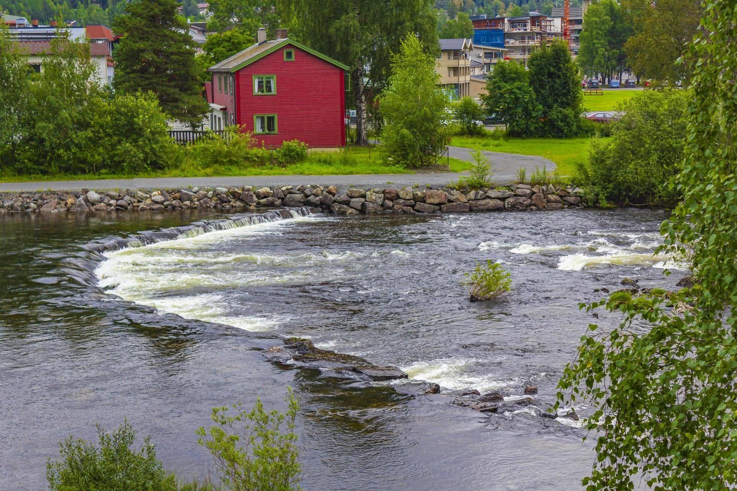 idyllische rote häuser und fluss in fagernes fylke innlandet norwegen foto