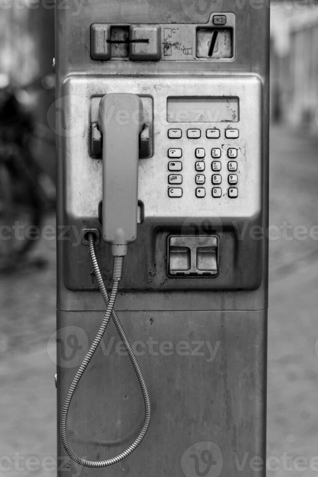 Öffentlichkeit Telefon im schwarz und Weiß foto