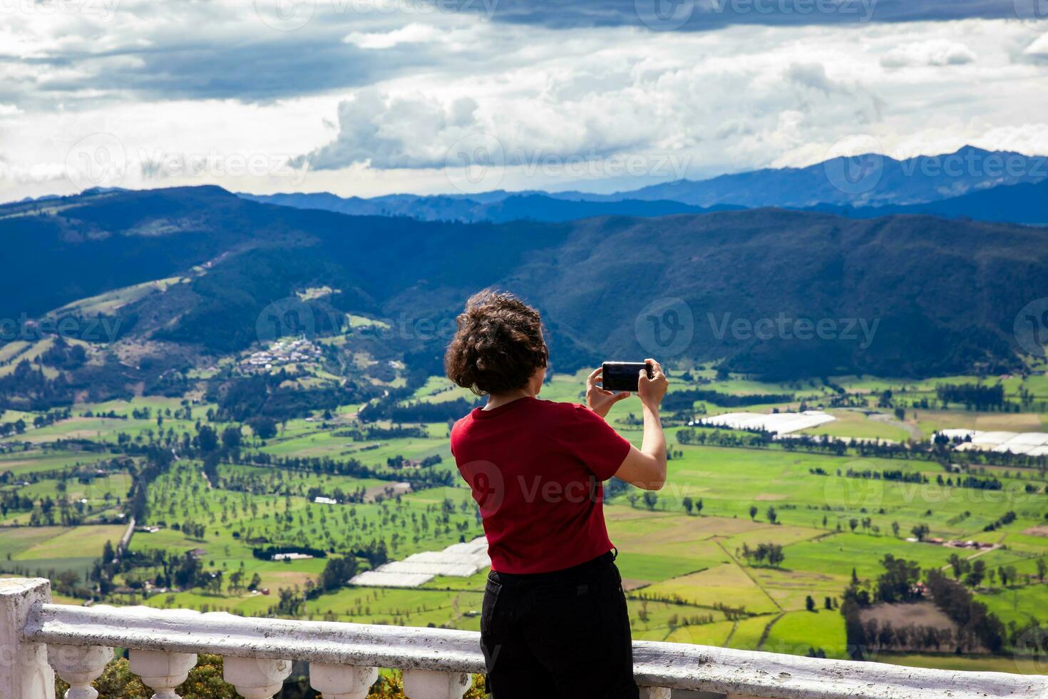 jung Frau beim ein Standpunkt Über das schön sopo Senke beim das Abteilung von cundinamarca im Kolumbien foto