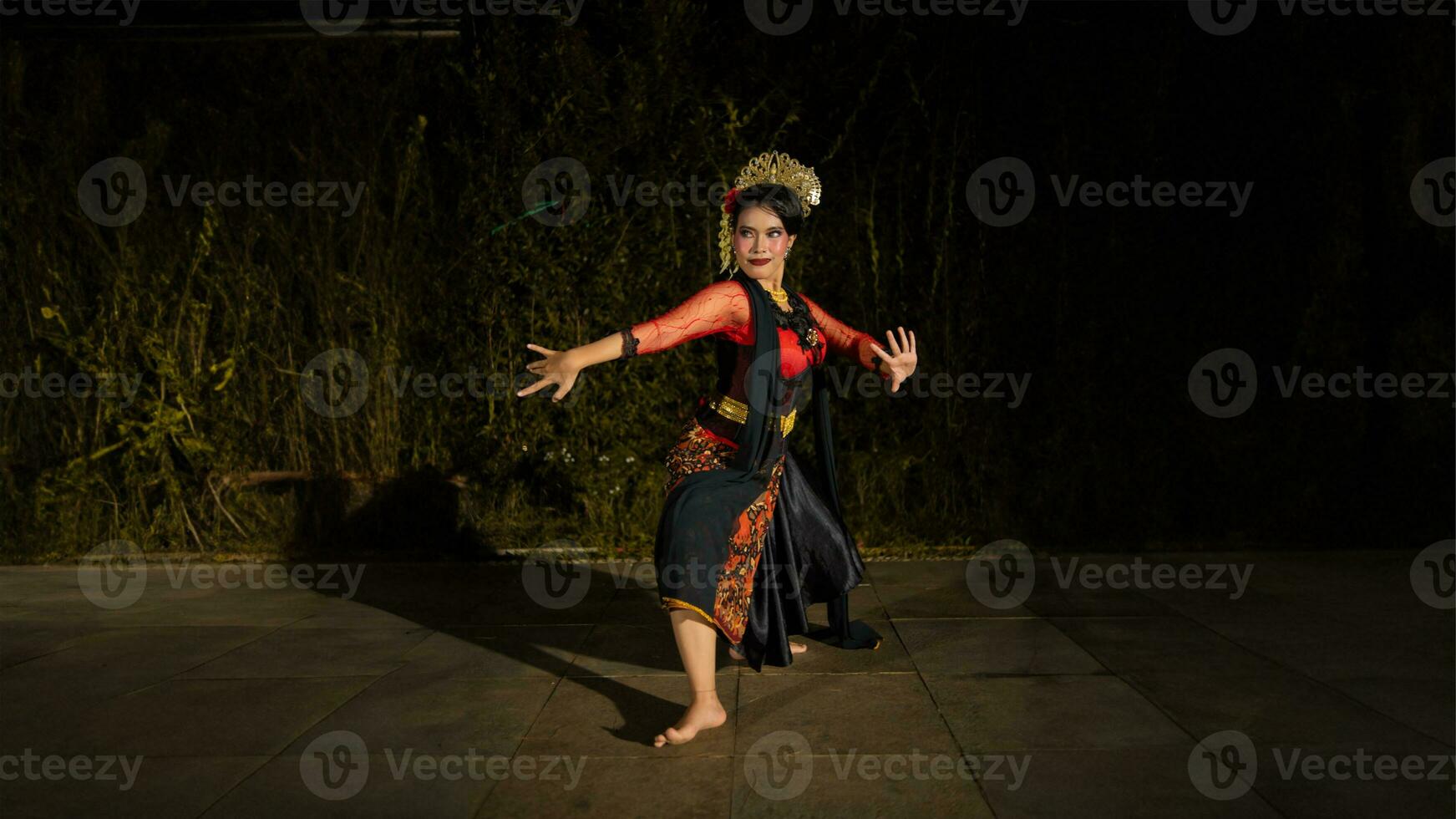 ein balinesisch Tänzer tragen ein rot Kleid mit künstlerisch Einzelheiten Das hinzufügen Einzigartigkeit zu ihr Aussehen foto