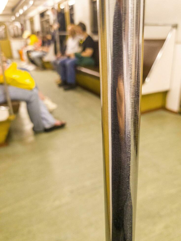 Schuss von das Pole Innerhalb von Metro Zug. Konzept foto