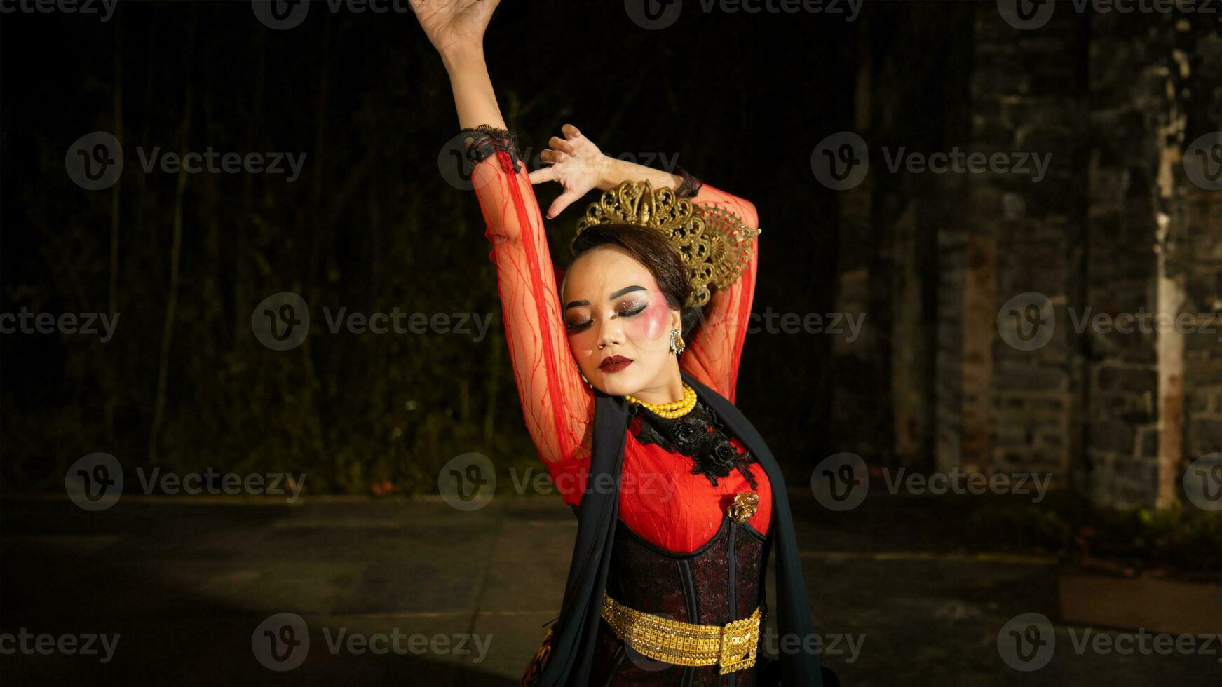 ein indonesisch Tänzer sucht aus und lädt ein das Publikum zu Sein getragen Weg im ein kulturell Performance foto