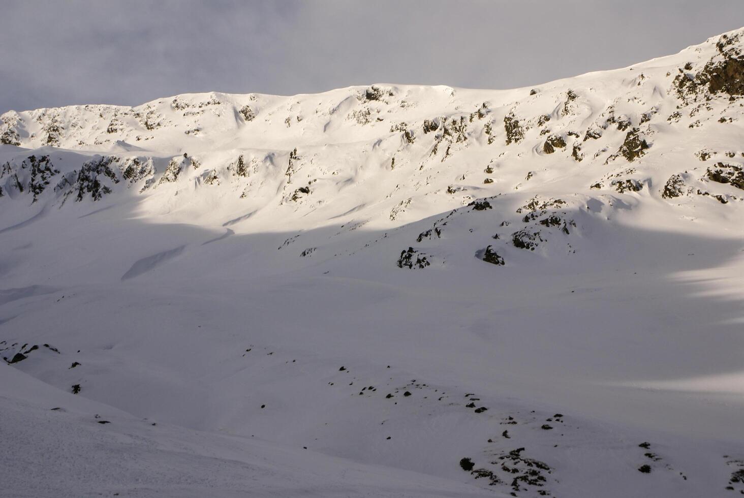 Panoramablick auf die Südseite des Maladeta-Massivs in den Pyrenäen foto