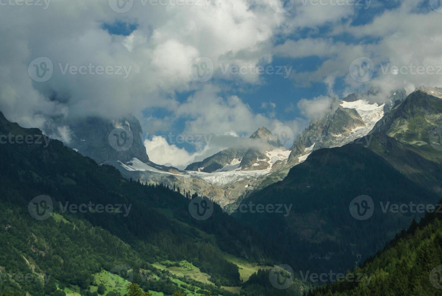 Schnee Berg unter Blau Himmel im das Gadmen, Schweiz foto