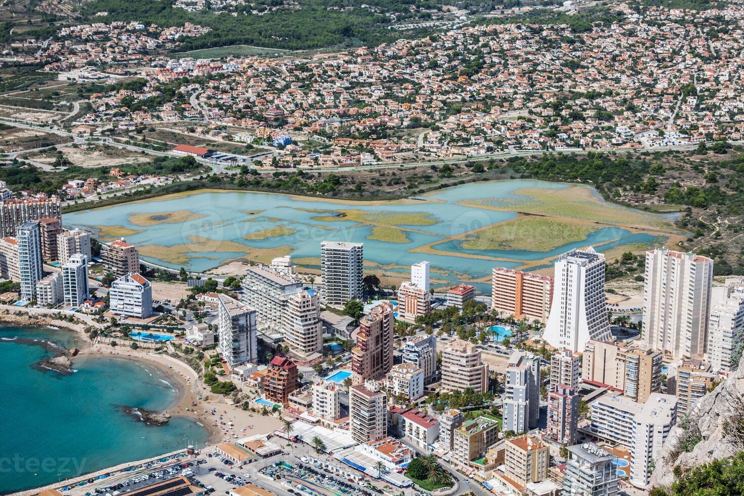 hoch Winkel Aussicht von das Yachthafen im Calpe Alicante, Spanien foto