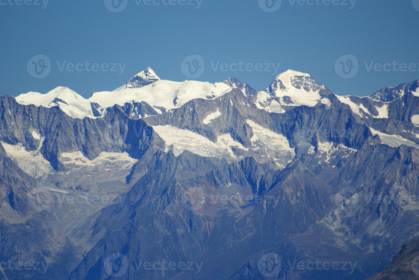 hohe berge unter schnee im winter foto