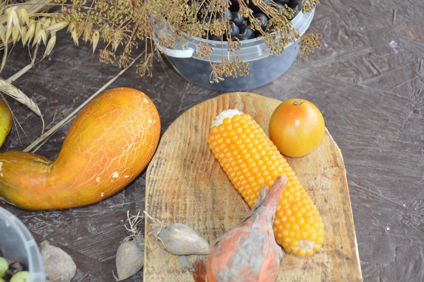 Stillleben mit geernteten Beeren und Gemüse im Garten foto