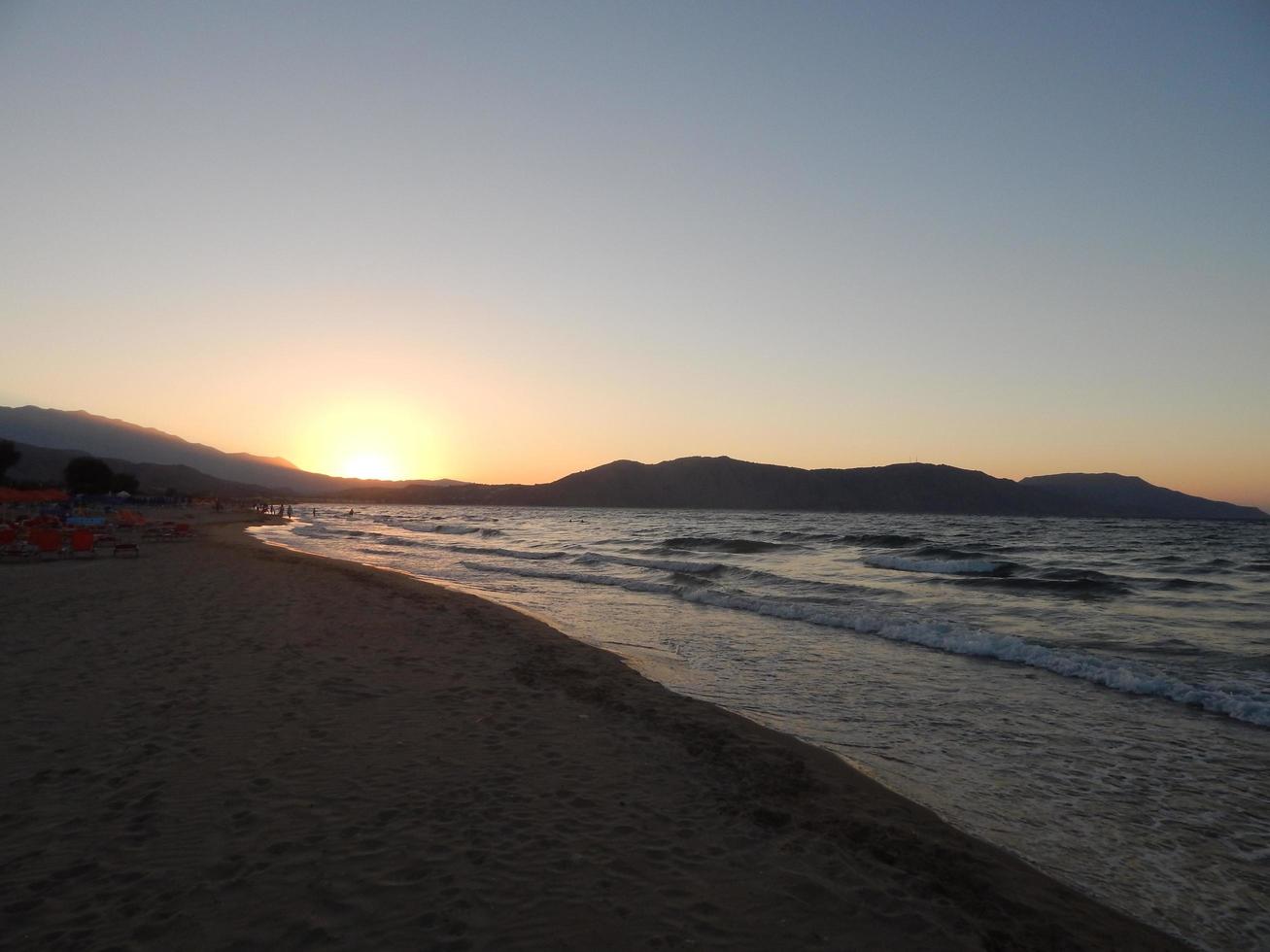 reise in griechenland auf der insel kreta berge und meer foto