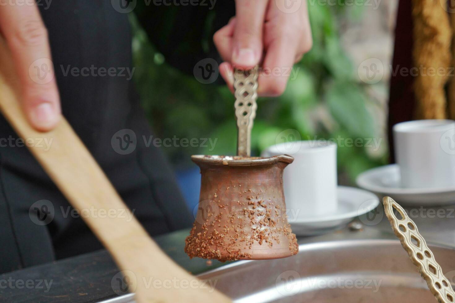 oben Aussicht von Herstellung traditionell Türkisch Kaffee auf Sand foto