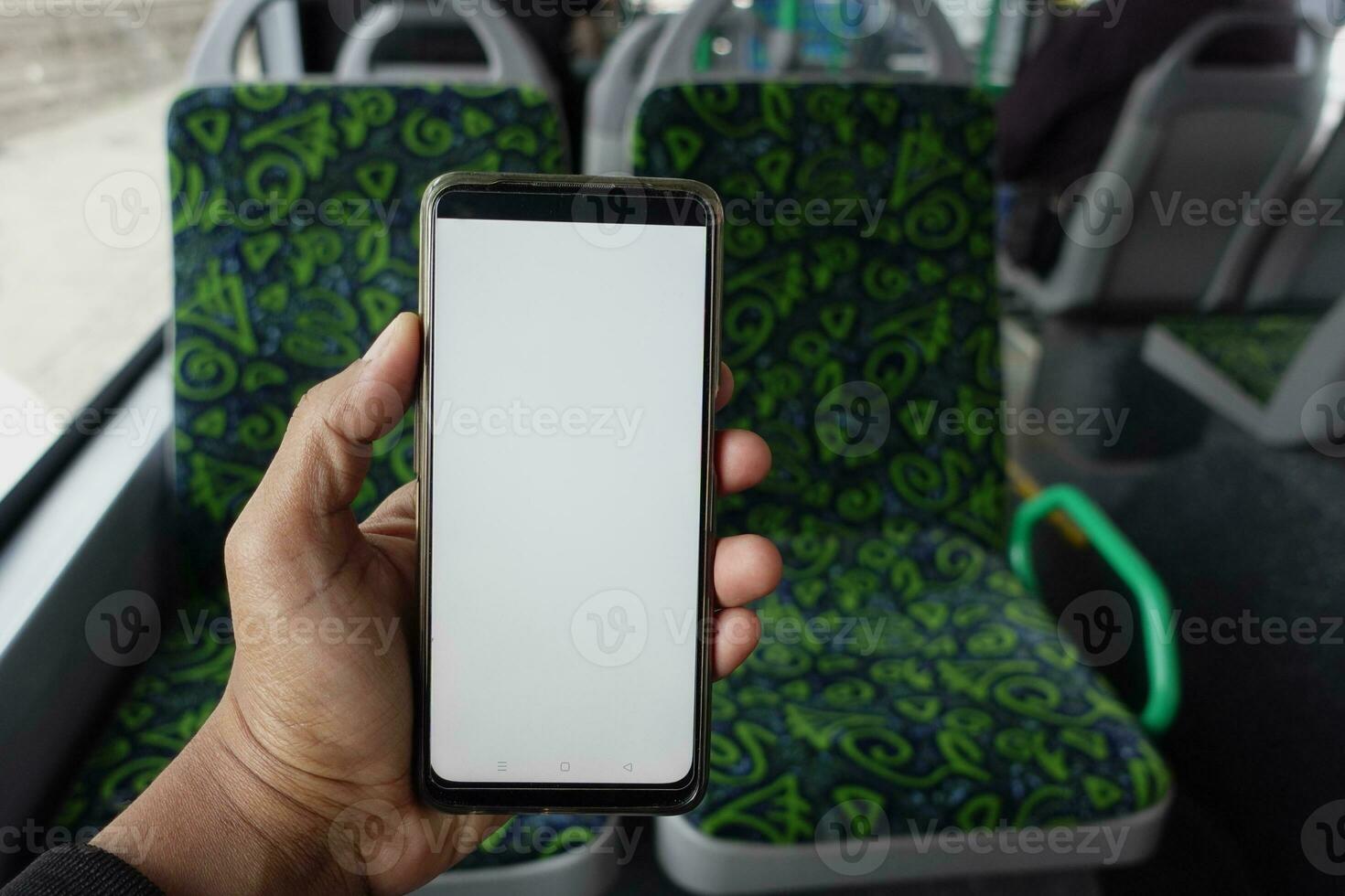 Passagier Sitzung im ein Bus mit seine Telefon. foto