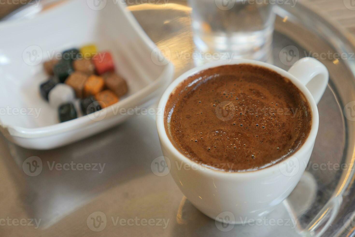 ein Tasse von Türkisch Kaffee auf Tabelle foto