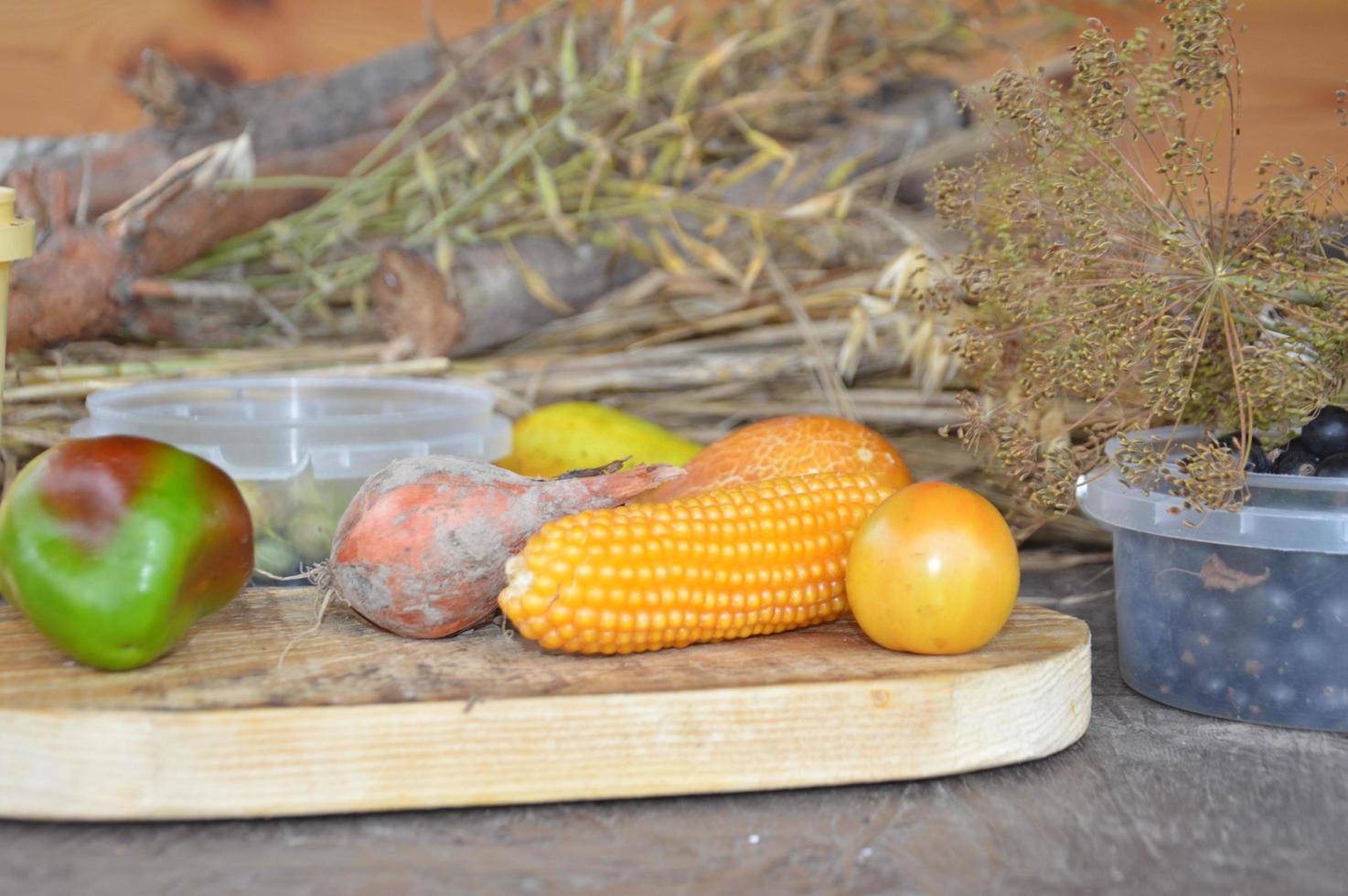 Stillleben mit geernteten Beeren und Gemüse im Garten foto