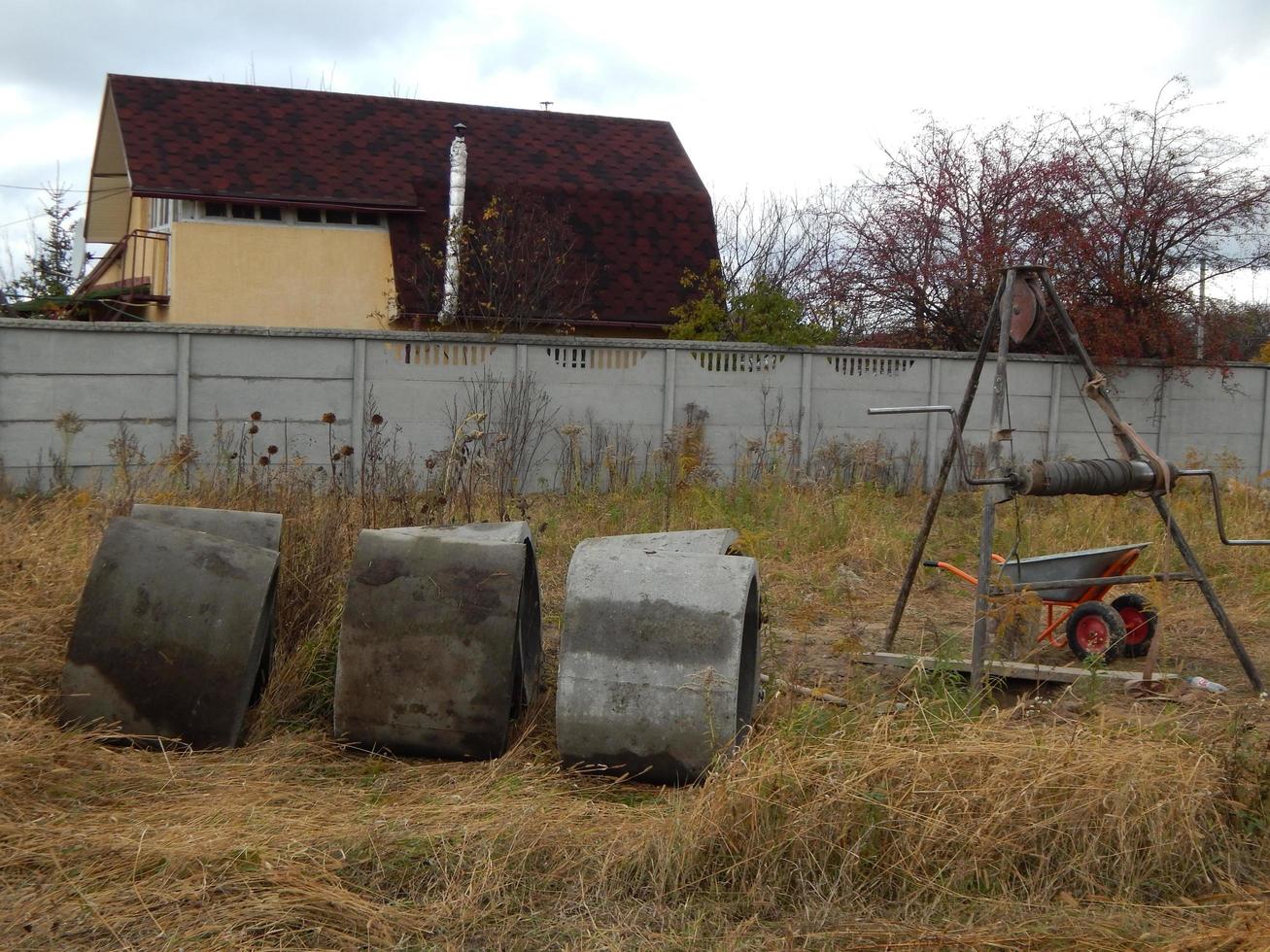 Bau eines Trinkbrunnens auf der Datscha foto