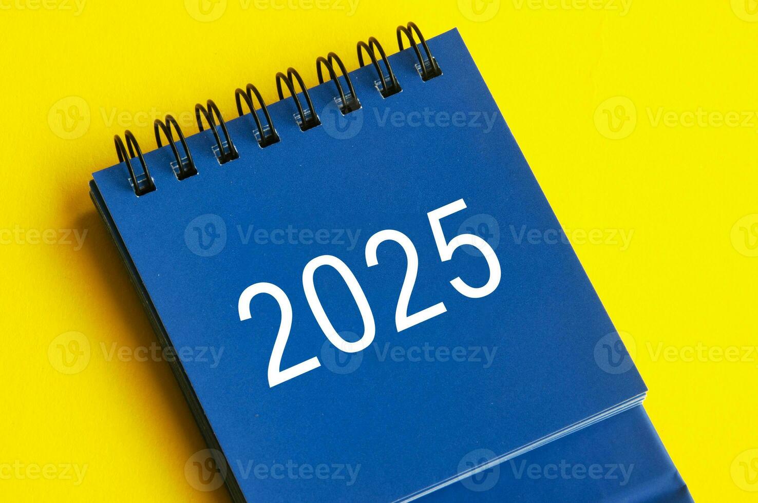 2025 Blau Schreibtisch Kalender auf Gelb Startseite Hintergrund. foto