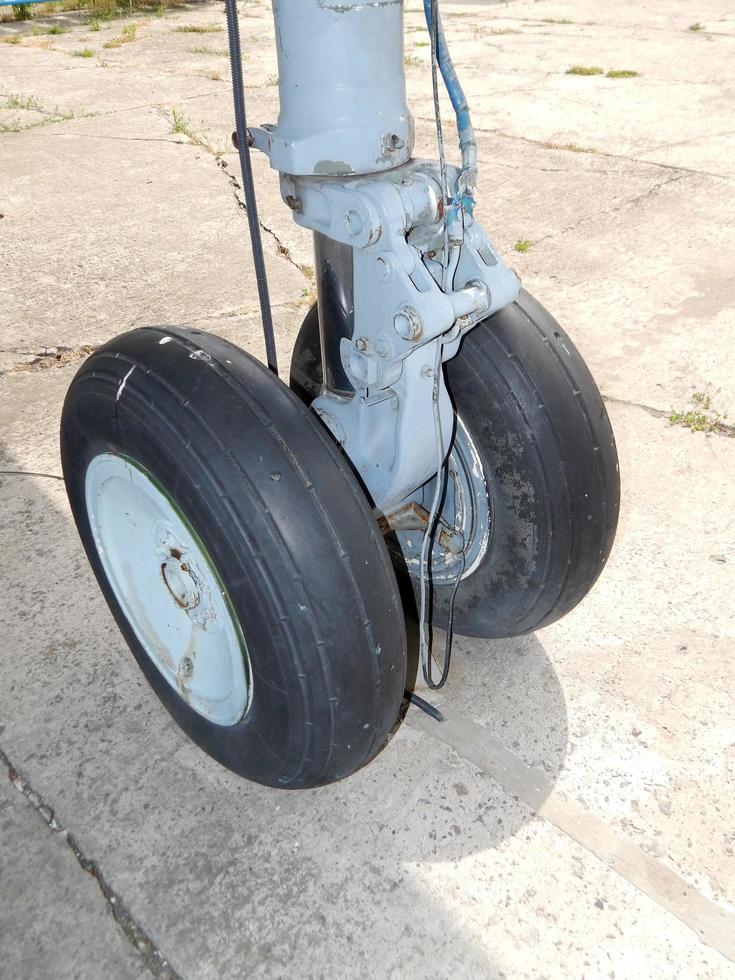 Luftfahrtchassis eines Flugzeugs und eines Hubschraubers am Flughafen foto