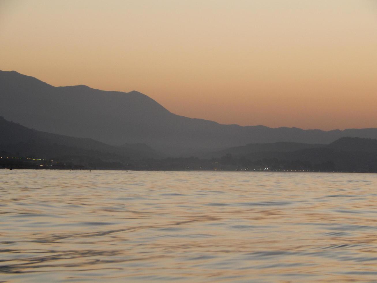 reise in griechenland auf der insel kreta berge und meer foto