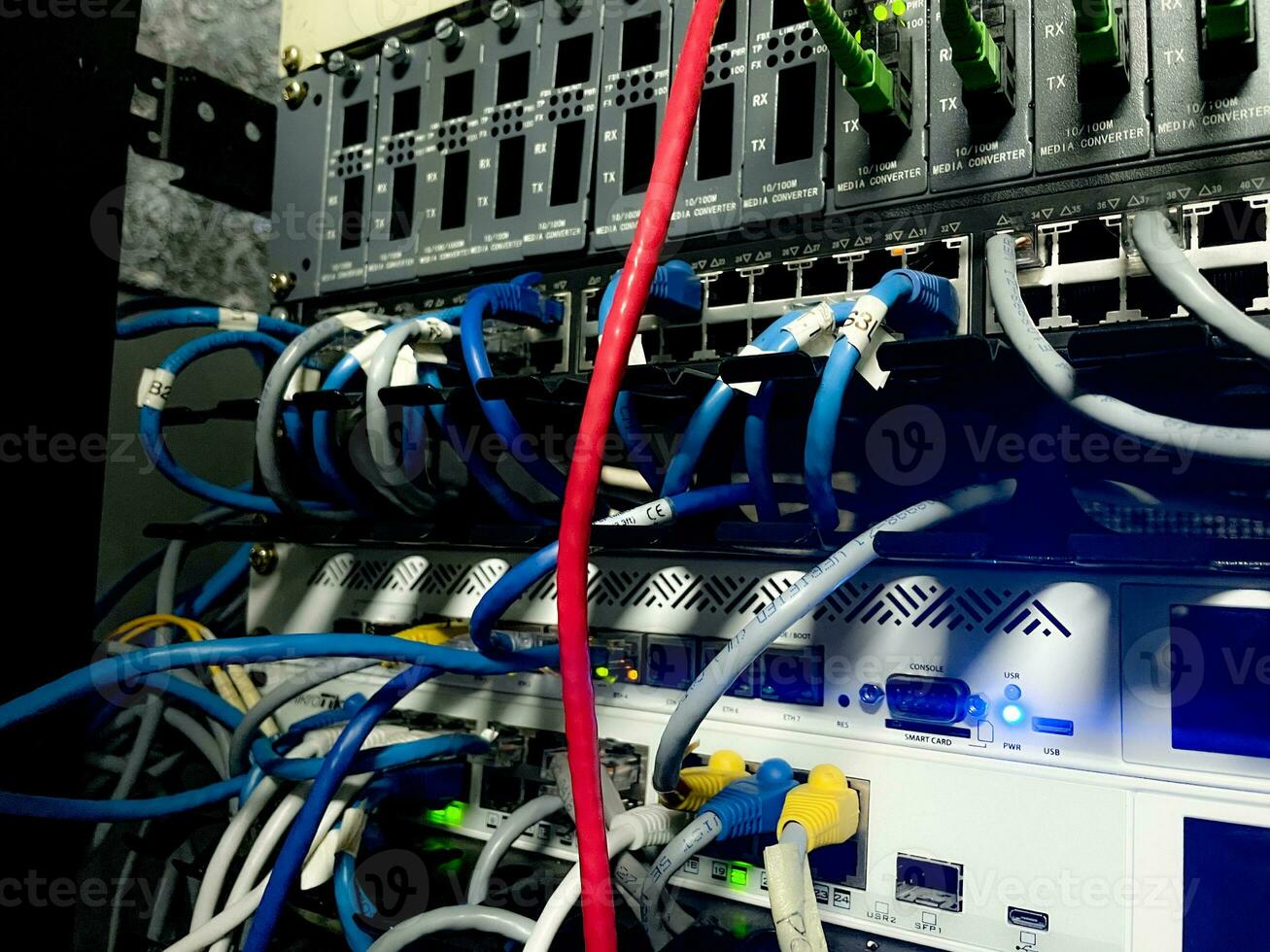 Schalter und Vernetzung Server Telekommunikation, Netzwerk, Ballaststoff Netzwerk Serverraum Netzwerk Kabel zu verbinden Computer Firewall Informationstechnologie Eingerichtet im ein Netzwerk Kabel, Rack montiert. foto