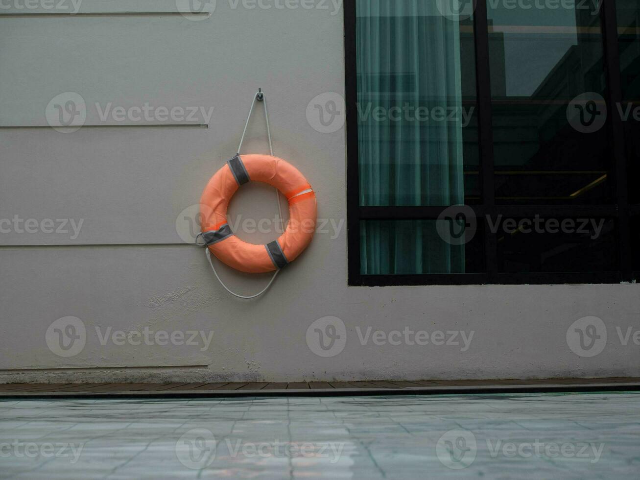 Rettungsring runden Kreis Orange Farbe Schwimmen Schwimmbad Fluss Meer Ozean Treppe Strand Boje Rettung Sommer- Zeit Jahreszeit Reise Ausflug Tourist Tourismus Urlaub Ferien Ring Schutz Sparer Rettungsschwimmer entspannen Spielzeug foto