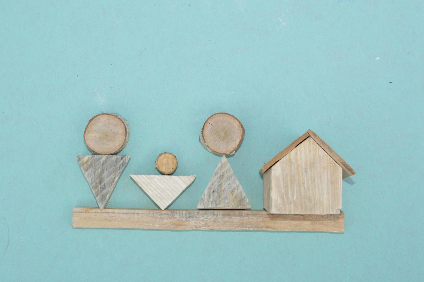 Holzmodell eines Hauses und einer Familie foto