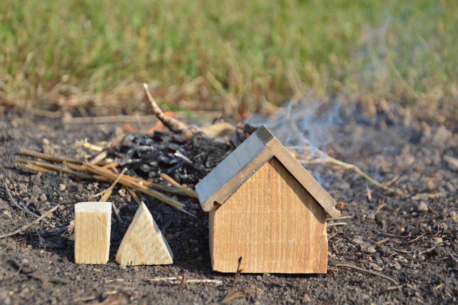 Einfamilienhaus aus Holz brennt foto