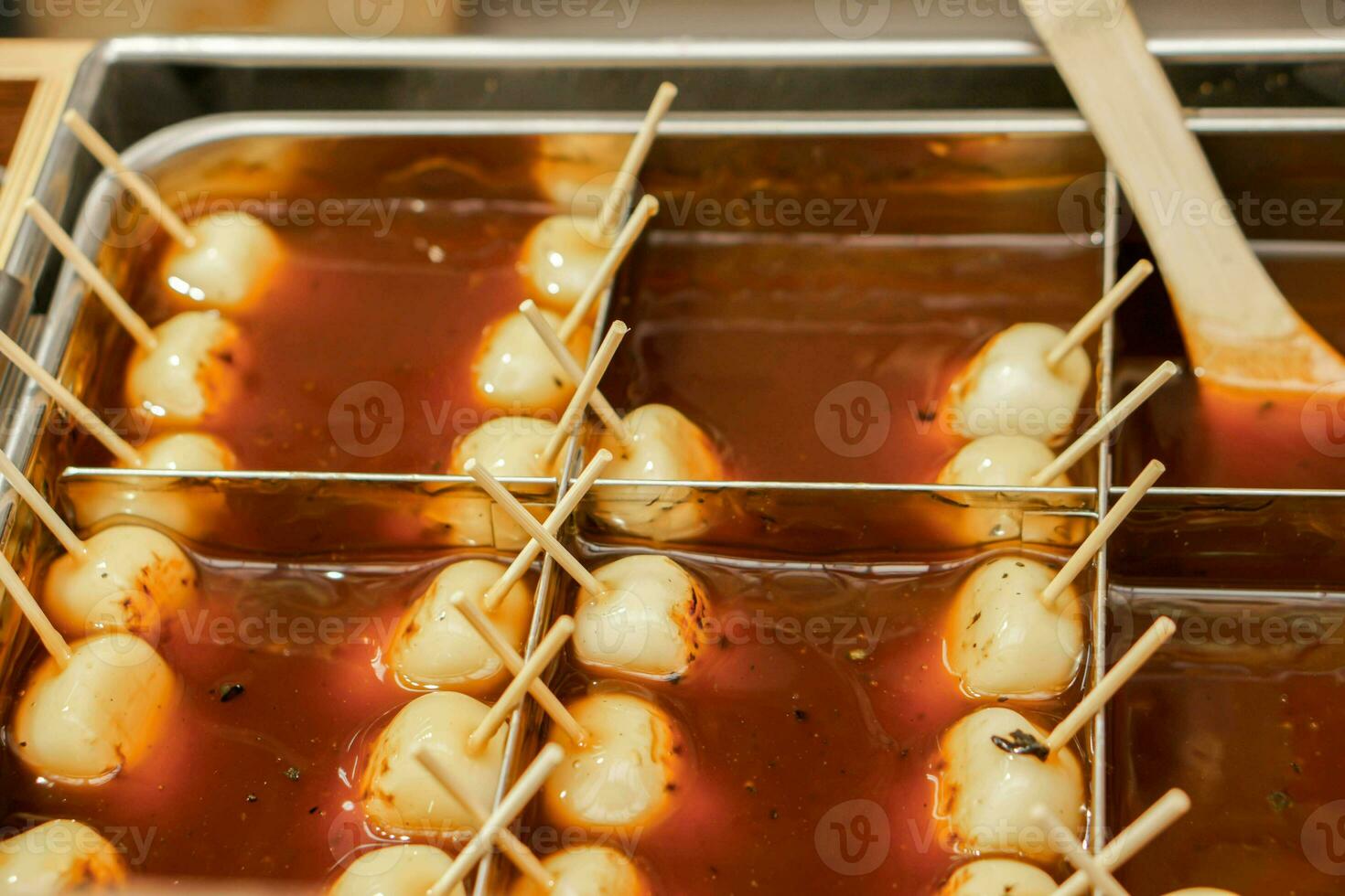 Nahansicht japanisch Snack mitarashi Mist im Zucker Stock Sirup zu bereiten zum Verkauf zu Kunden. foto