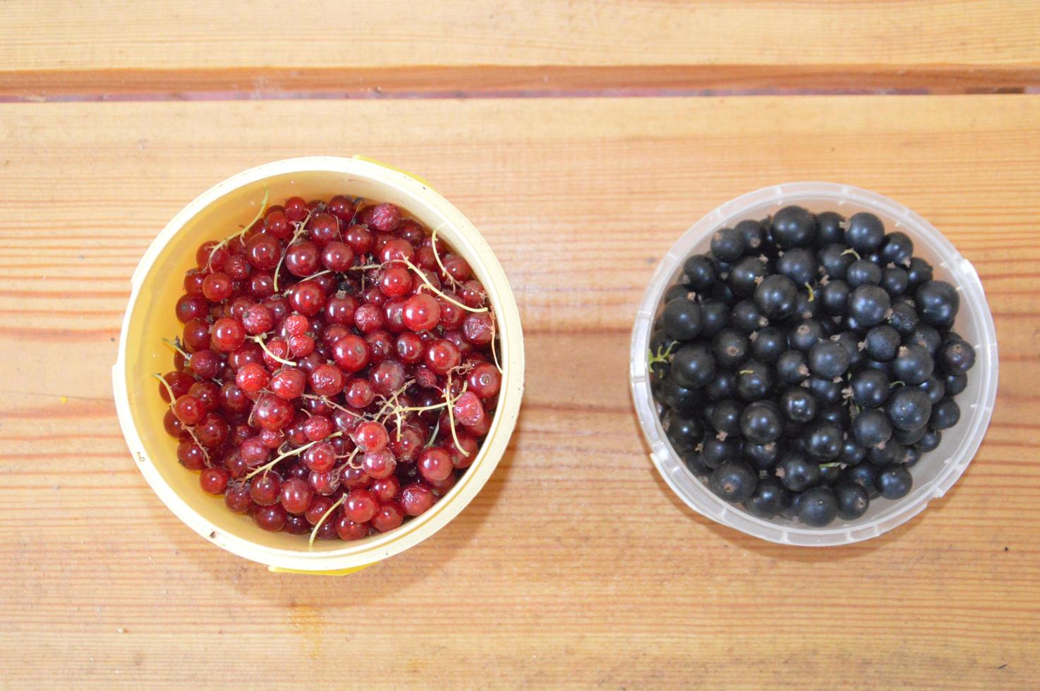 Stillleben mit geernteten Beeren und Gemüse im Garten foto