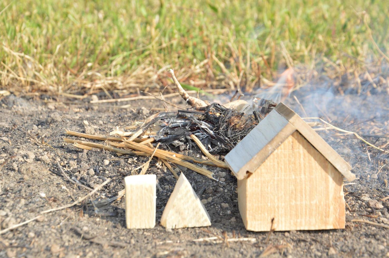Einfamilienhaus aus Holz brennt foto