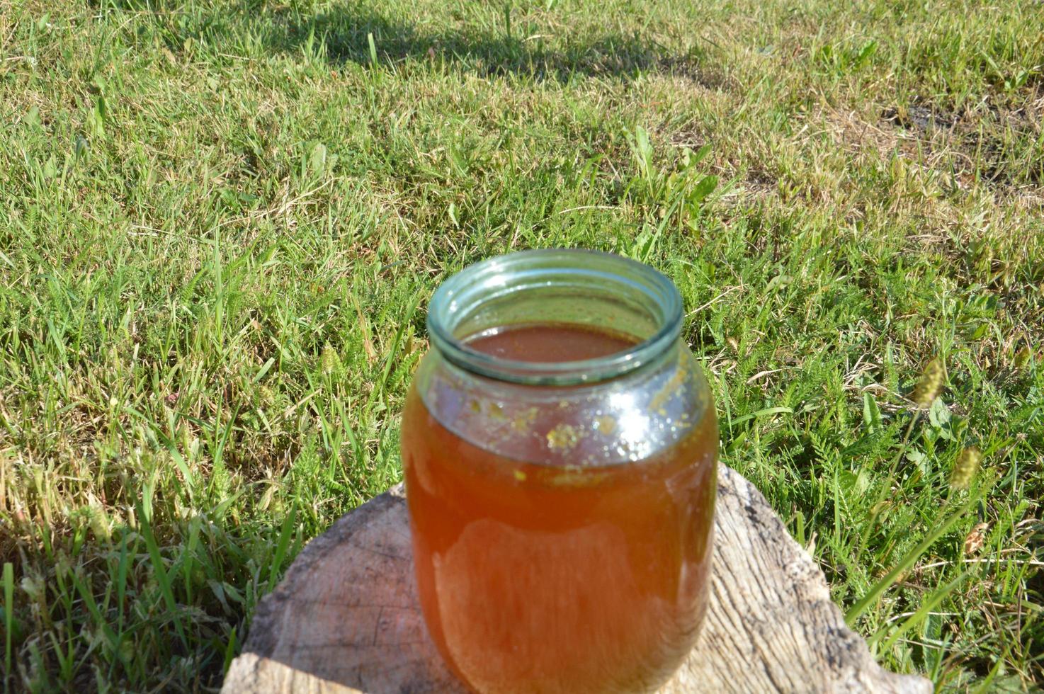 frischer Sommerhonig im Glas foto