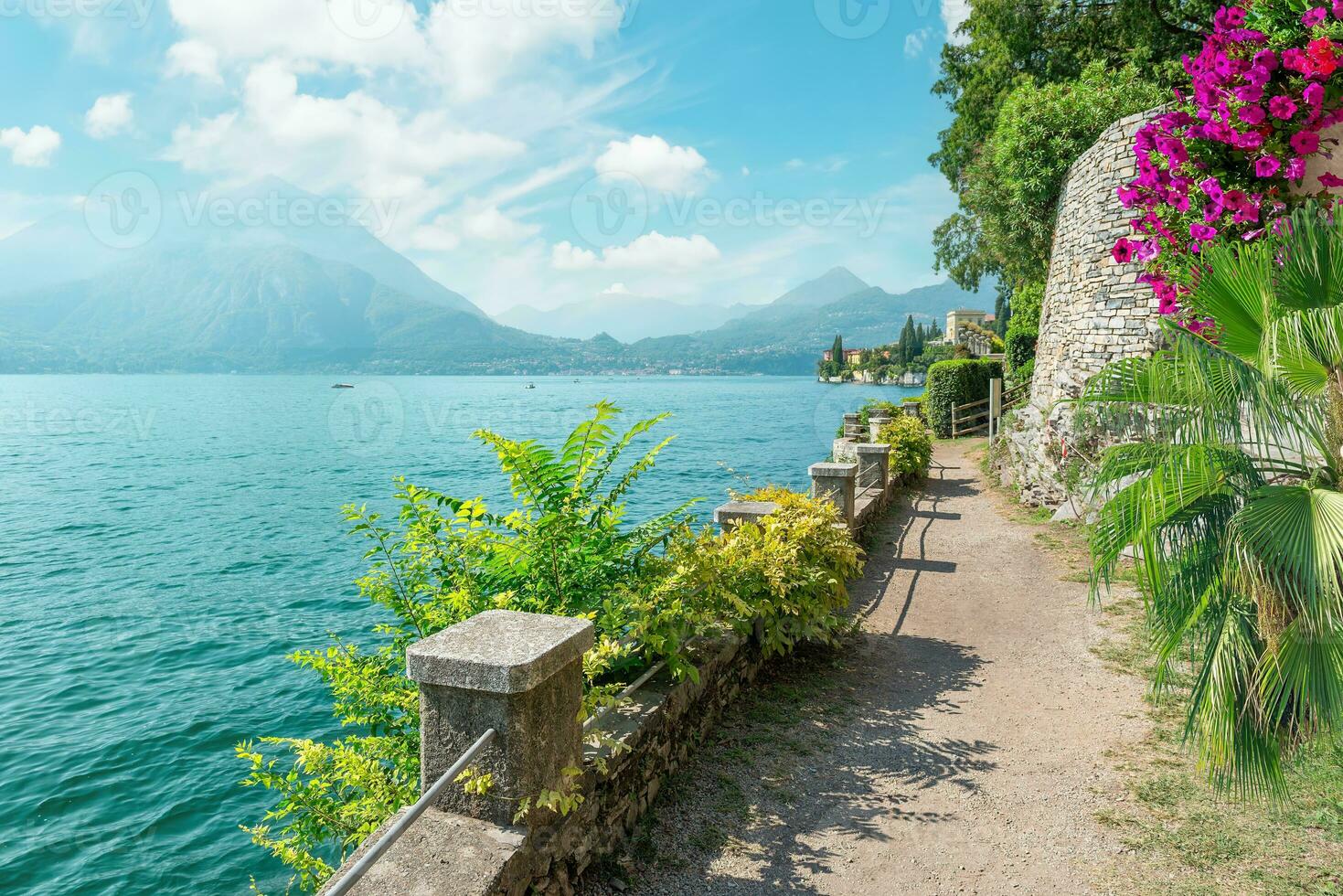 Gasse und Blumen im Veranna foto