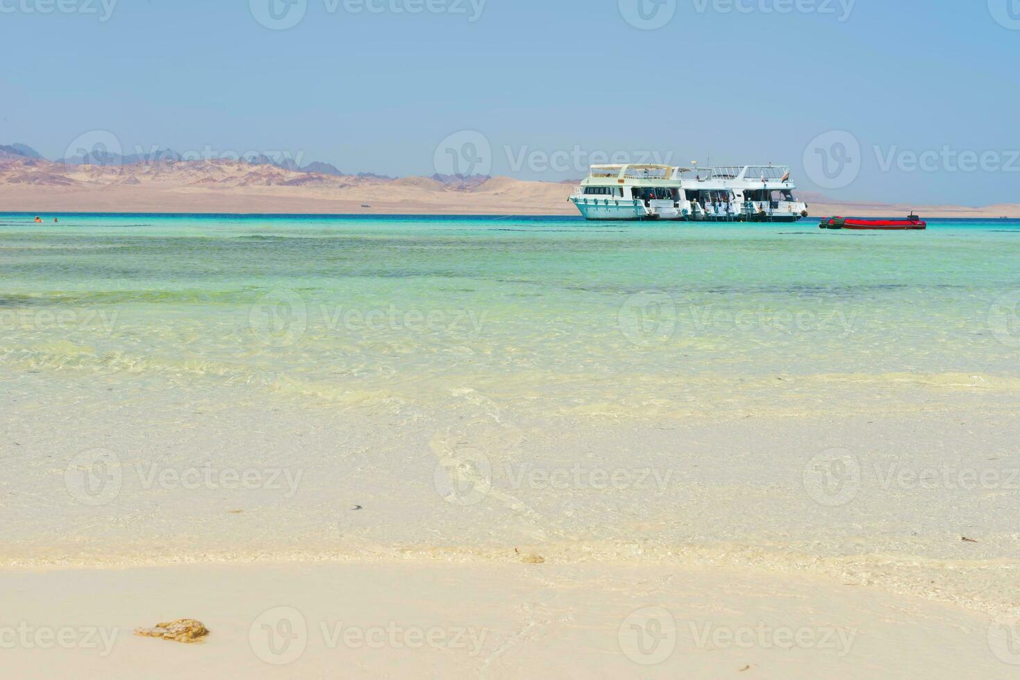 Weiß Boot im Meer foto