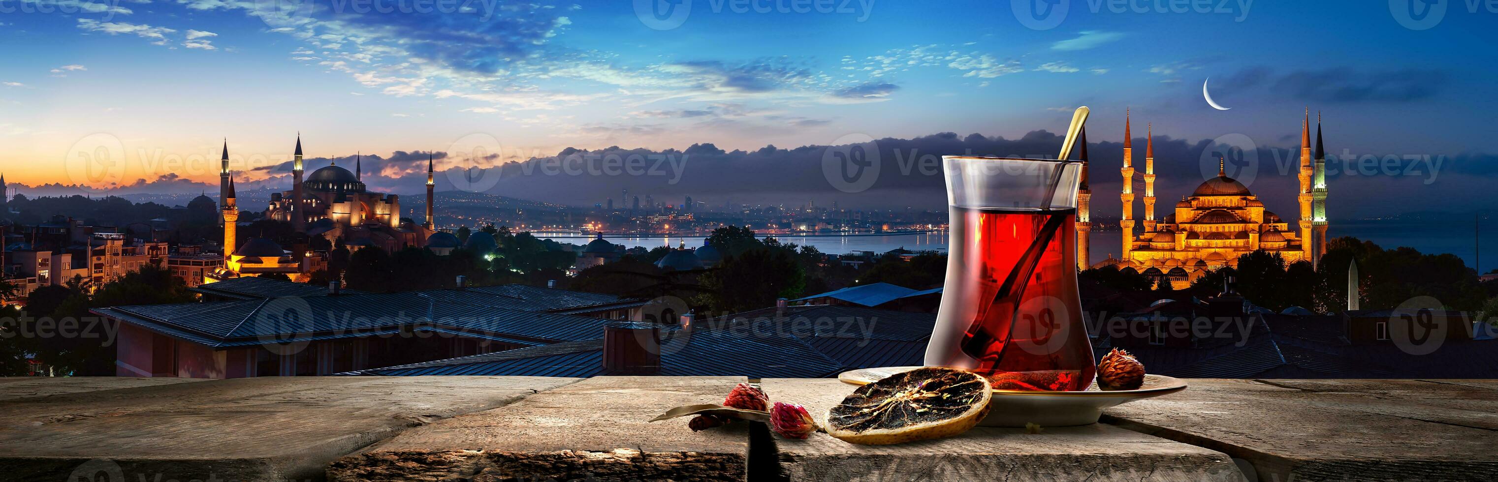 Tee und Panorama von Istanbul foto
