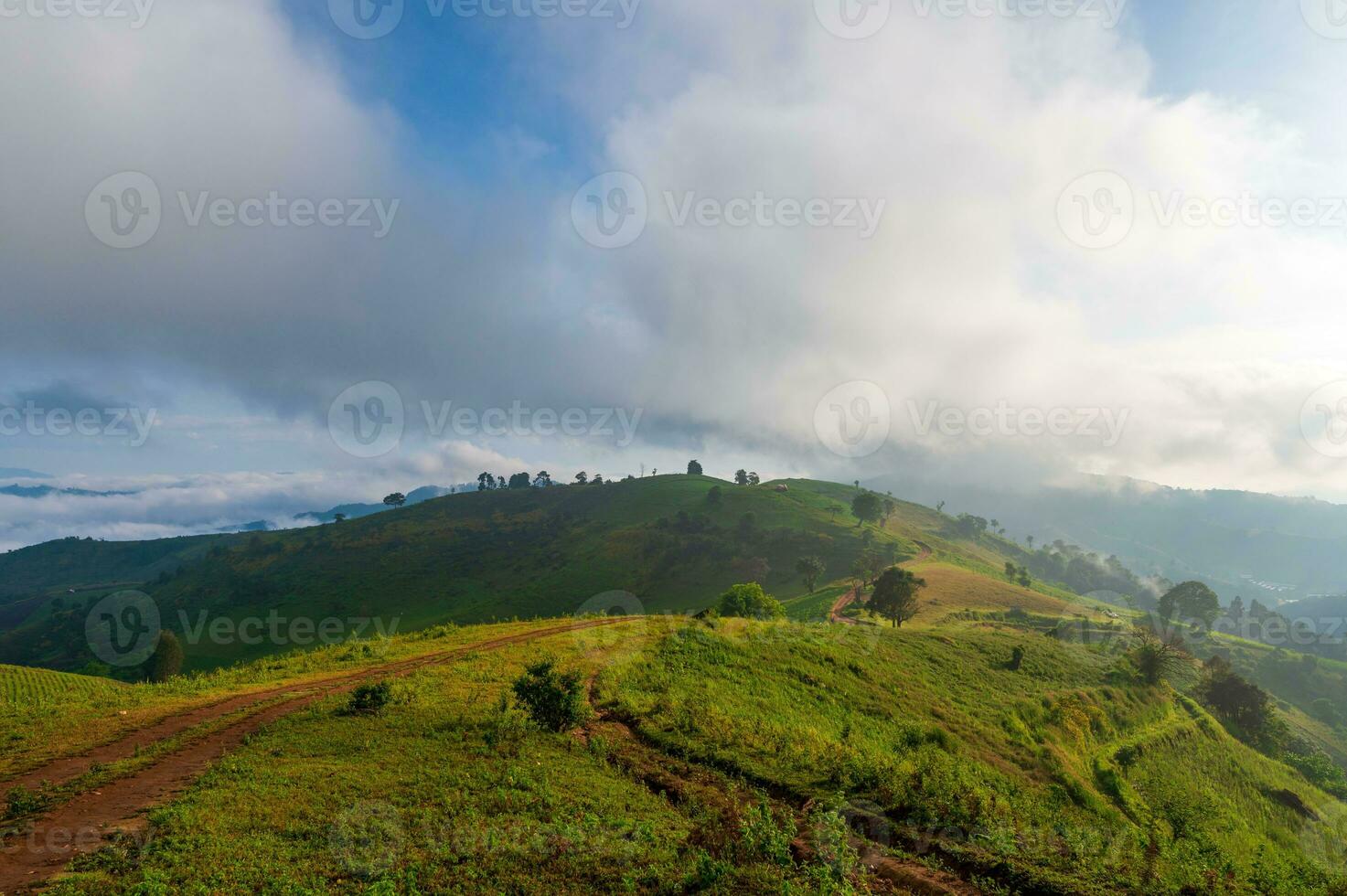 mae tho Aussicht Punkt mit Berge und Nebel im das Morgen beim Chiang Mai, Thailand foto