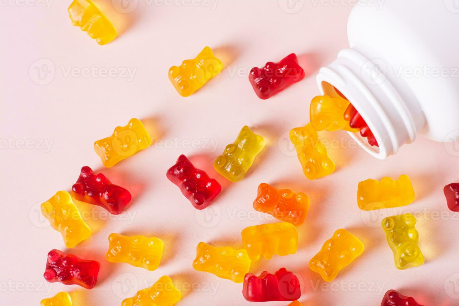 Gruppe von gummiartig Ergänzungen mit Multivitamine und ein Flasche zum Sie auf ein Rosa oben Aussicht foto