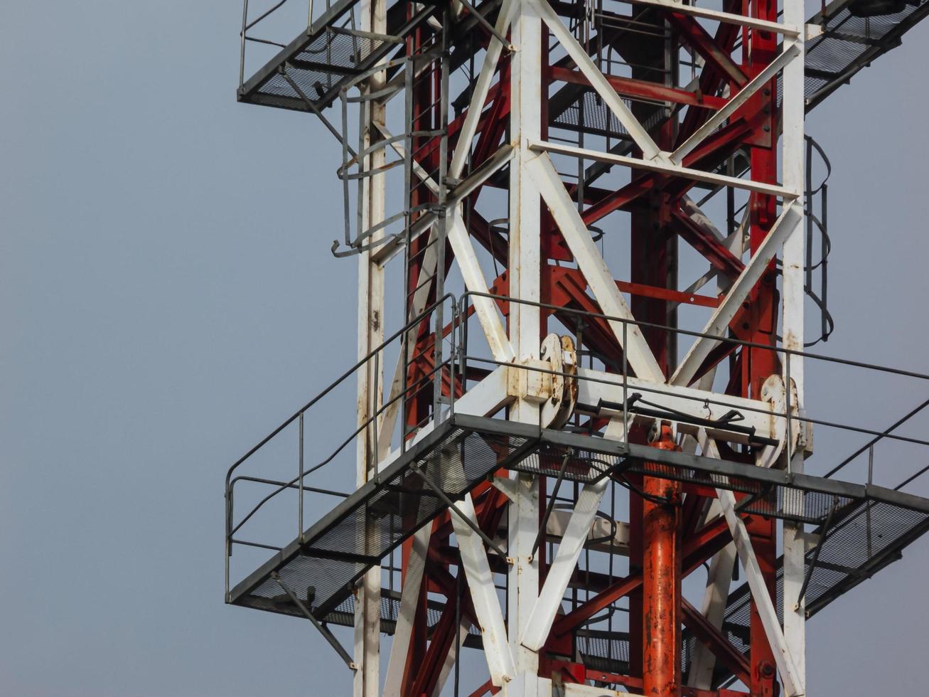 Ebenen auf der Plattform eines Turmdrehkrans mit Leitern und Geländer foto