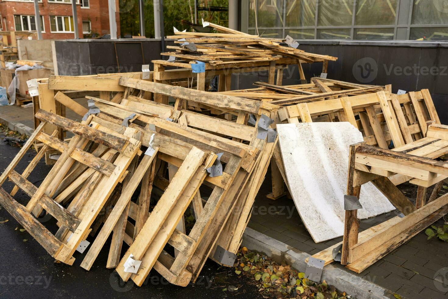 zerlegt hölzern Kiste mit gestapelt Bretter auf Konstruktion Seite? ˅ foto