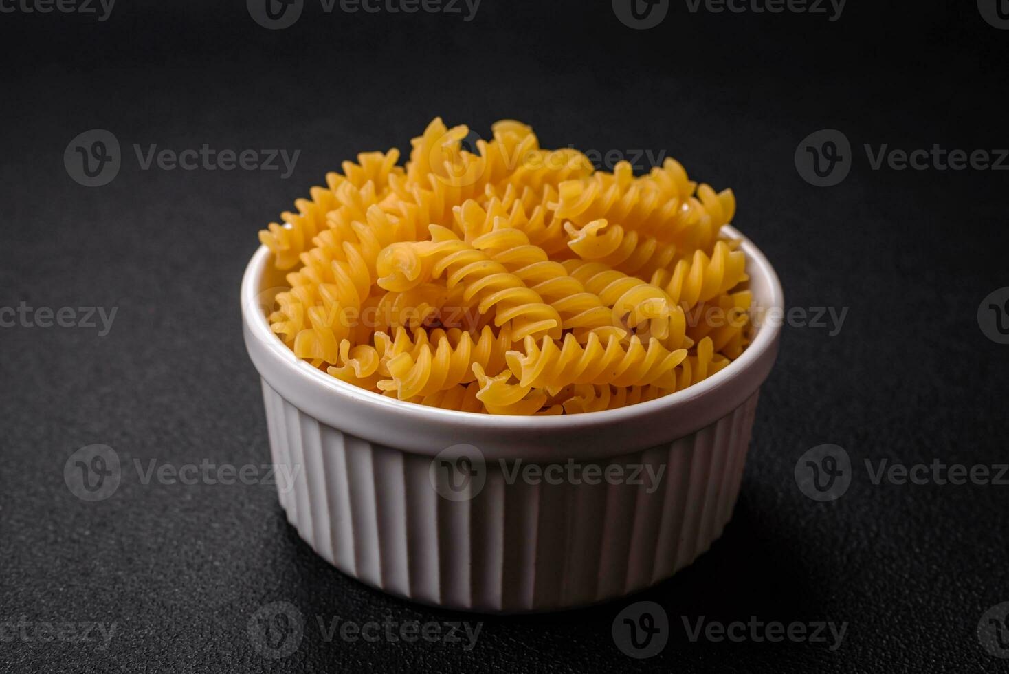 roh Fusilli Pasta von ganze Korn Weizen Sorten foto