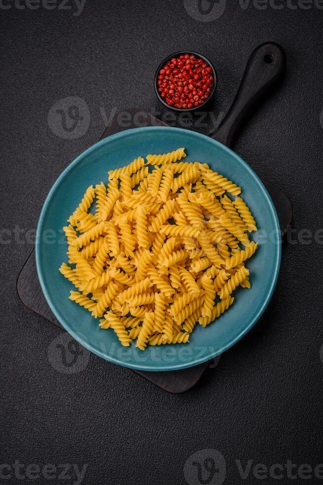 roh Fusilli Pasta von ganze Korn Weizen Sorten foto