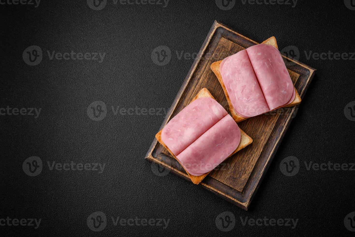 köstlich Sandwich mit Toast brot, Schinken, Tomaten, Salz- und Gewürze foto