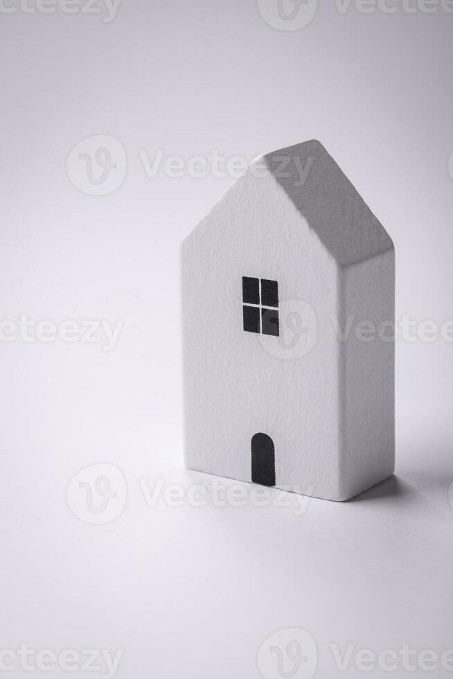 ein klein hölzern Haus wie ein Idee zum investieren im Ihre besitzen Zuhause und erreichen das Tor von Kauf echt Nachlass foto