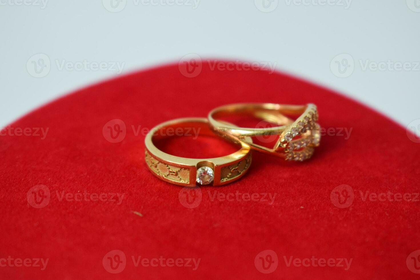 schließen oben golden Ring mit Diamant auf rot Teppich Hintergrund foto