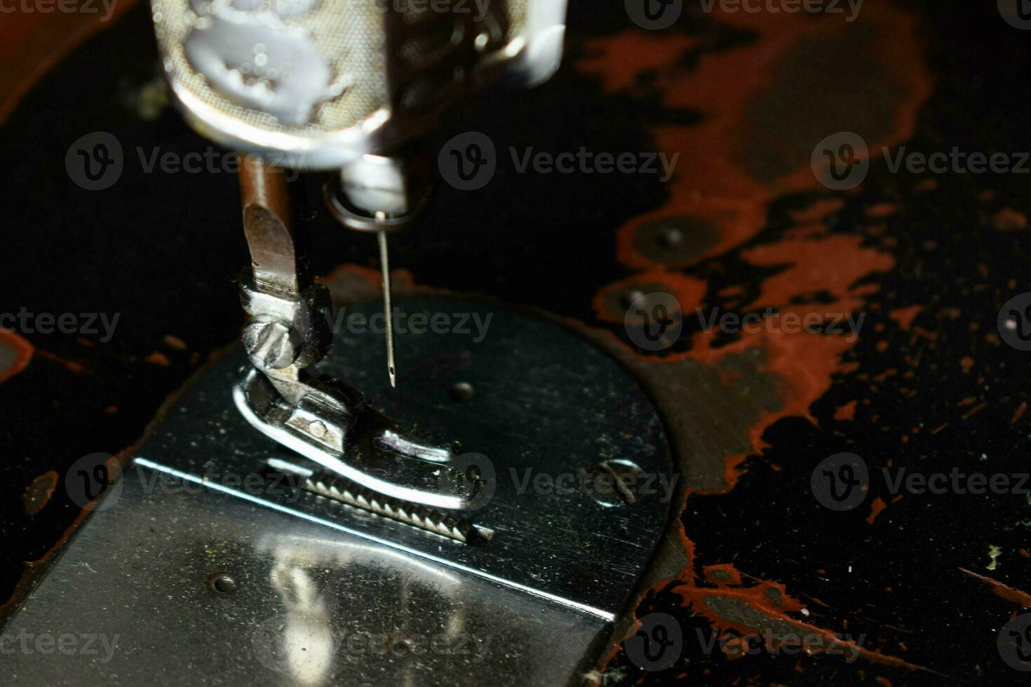 schließen oben Nähen Maschine mit Nadel auf Holz Tisch, Antiquität Nähen Maschine mit Staub foto