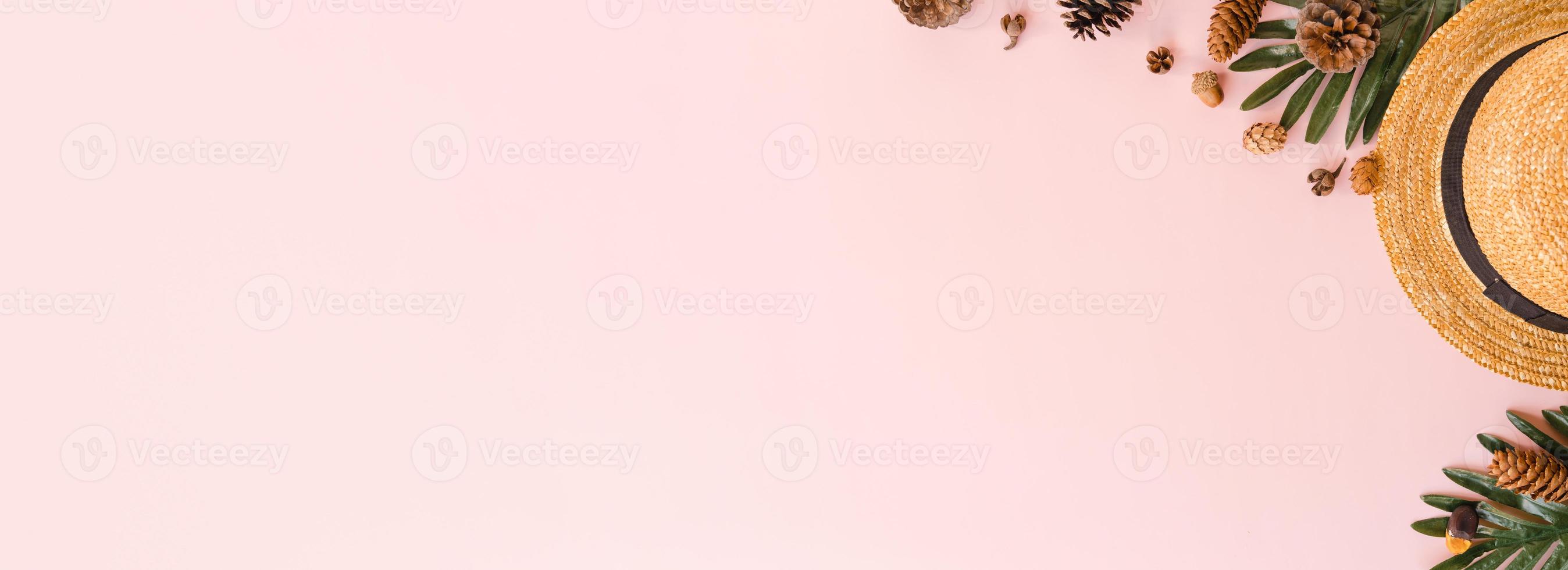Kreative flache Lage des Reiseurlaubs Frühling oder Sommer tropische Mode. Top View Strandzubehör auf pastellrosa Farbhintergrund. Panoramabanner mit Kopienraum für Text- und Werbefläche. foto