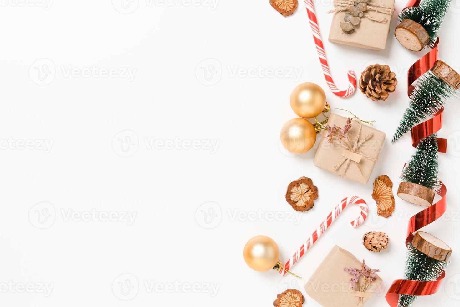 minimale kreative flache Lage von traditioneller Weihnachtskomposition und Neujahrsferienzeit. Draufsicht Winterweihnachtsdekorationen auf weißem Hintergrund mit Leerzeichen für Text. Raumfotografie kopieren. foto