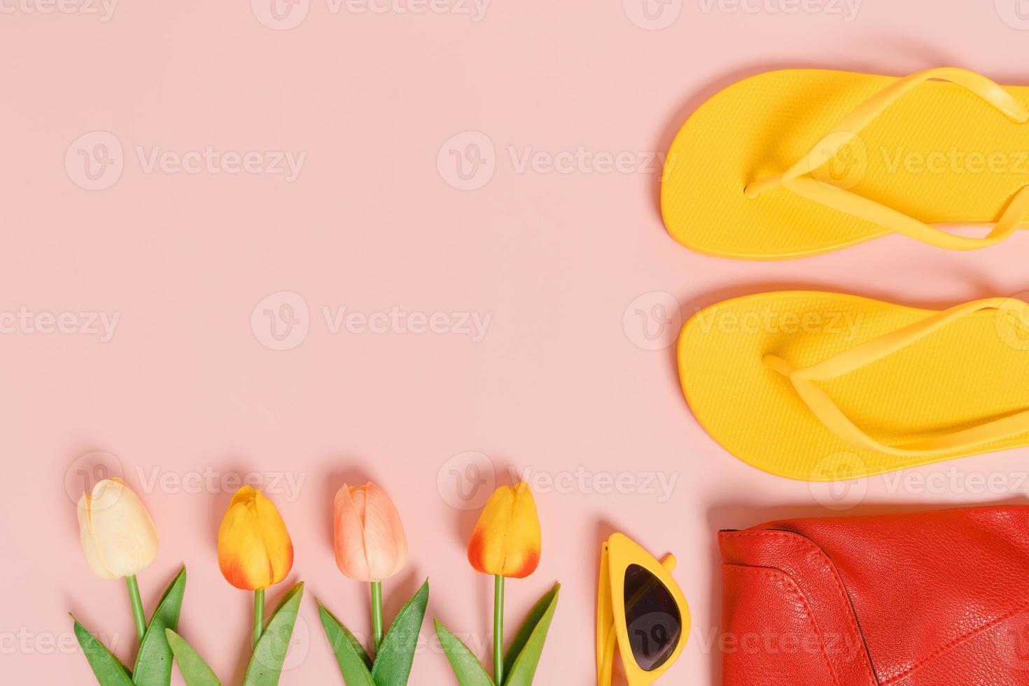 kreatives flaches Laienfoto von Reiseferienfrühling oder tropischer Sommermode. Top View Strandzubehör auf pastellrosa Farbhintergrund mit Leerzeichen für Text. Draufsicht Kopie Raum Fotografie. foto