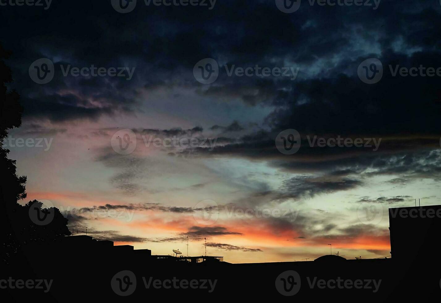 ein Sonnenuntergang mit Wolken und ein Himmel foto