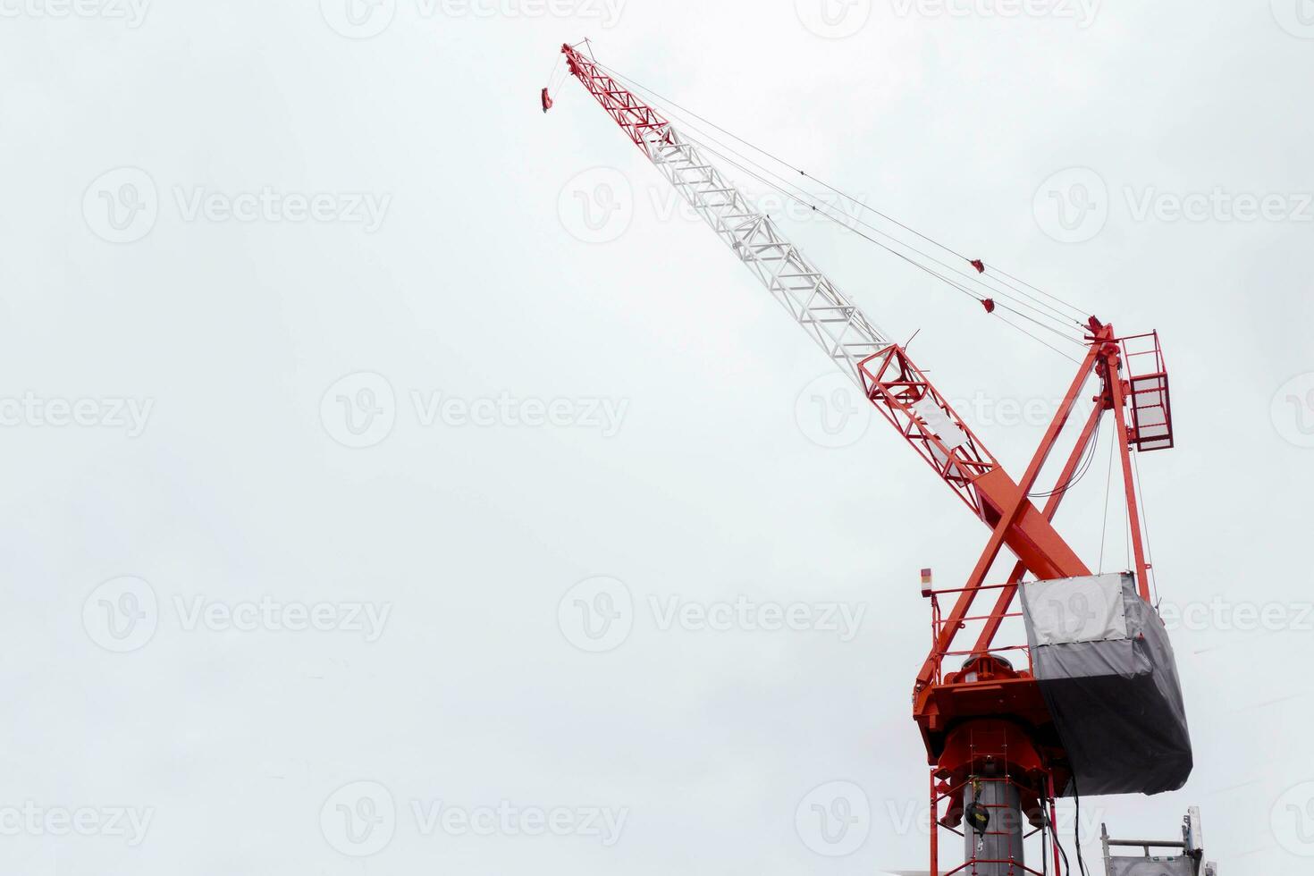 Nahansicht und aussehen oben Aussicht Heben Kräne Maschine zum Bewegung Gebäude Materialien beim Gebäude Konstruktion Seite? ˅ im Winter Himmel Hintergrund. foto