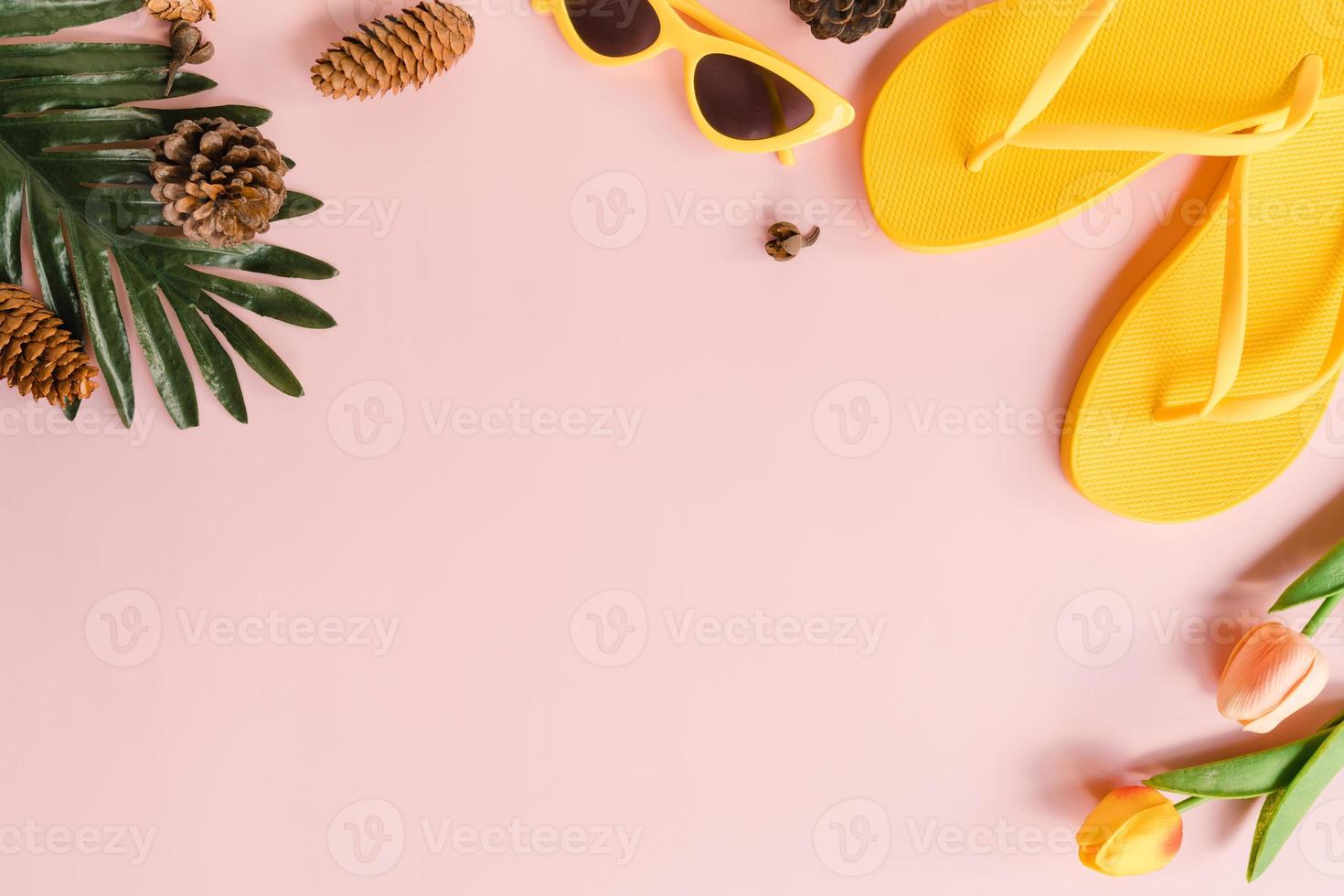 kreatives flaches Laienfoto von Reiseferienfrühling oder tropischer Sommermode. Top View Strandzubehör auf pastellrosa Farbhintergrund mit Leerzeichen für Text. Draufsicht Kopie Raum Fotografie. foto