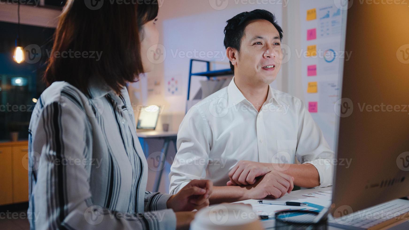Gruppe von asiatischen Geschäftsleuten und Geschäftsfrauen, die Computerpräsentation und Kommunikation verwenden und Brainstorming-Ideen über neue Projektkollegen durchführen, die Erfolgsstrategie im Nacht-Home-Office arbeiten. foto