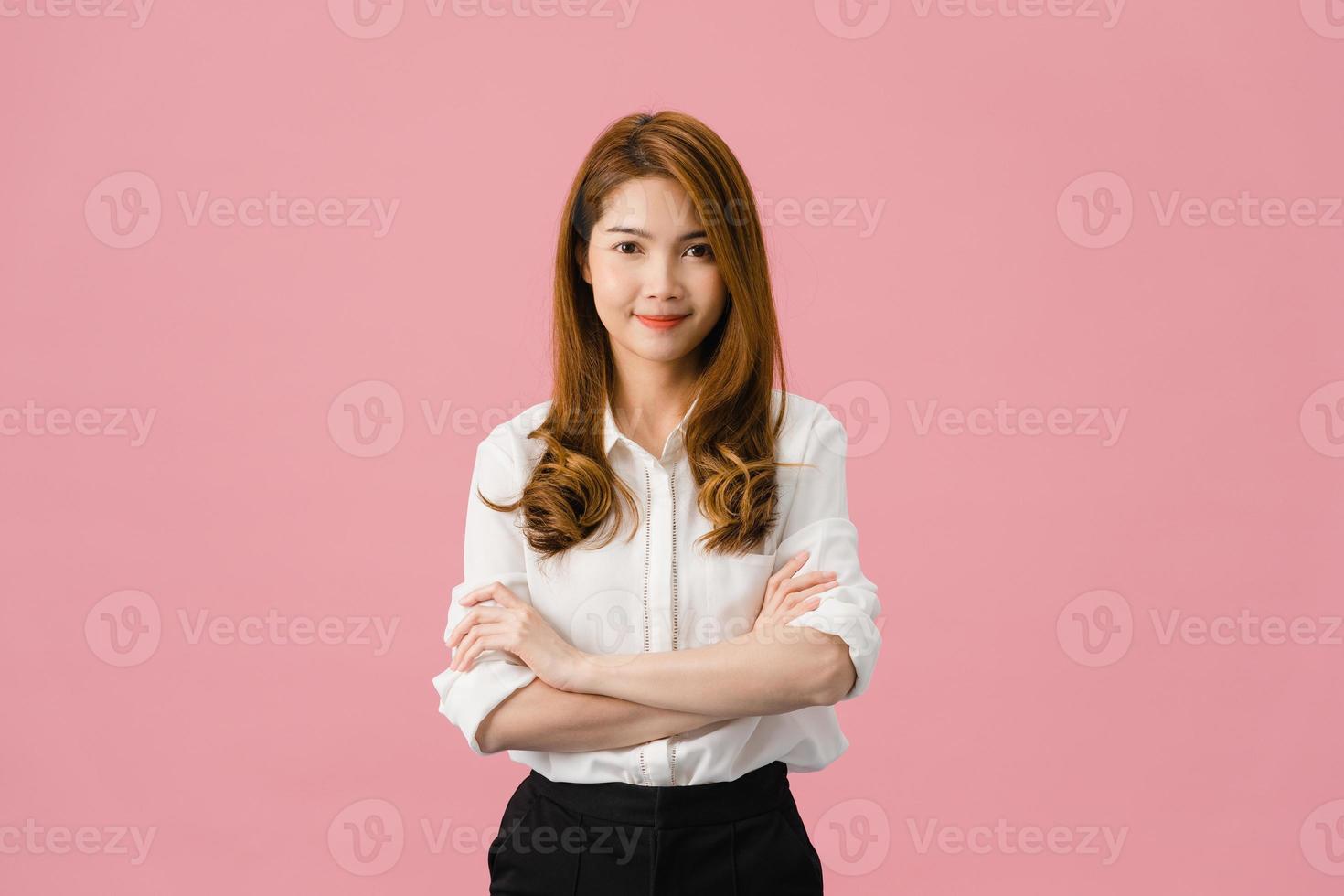 Porträt einer jungen asiatischen Dame mit positivem Ausdruck, verschränkten Armen, breitem Lächeln, in Freizeitkleidung gekleidet und mit Blick auf die Kamera über rosafarbenem Hintergrund. glückliche entzückende frohe frau freut sich über erfolg. foto