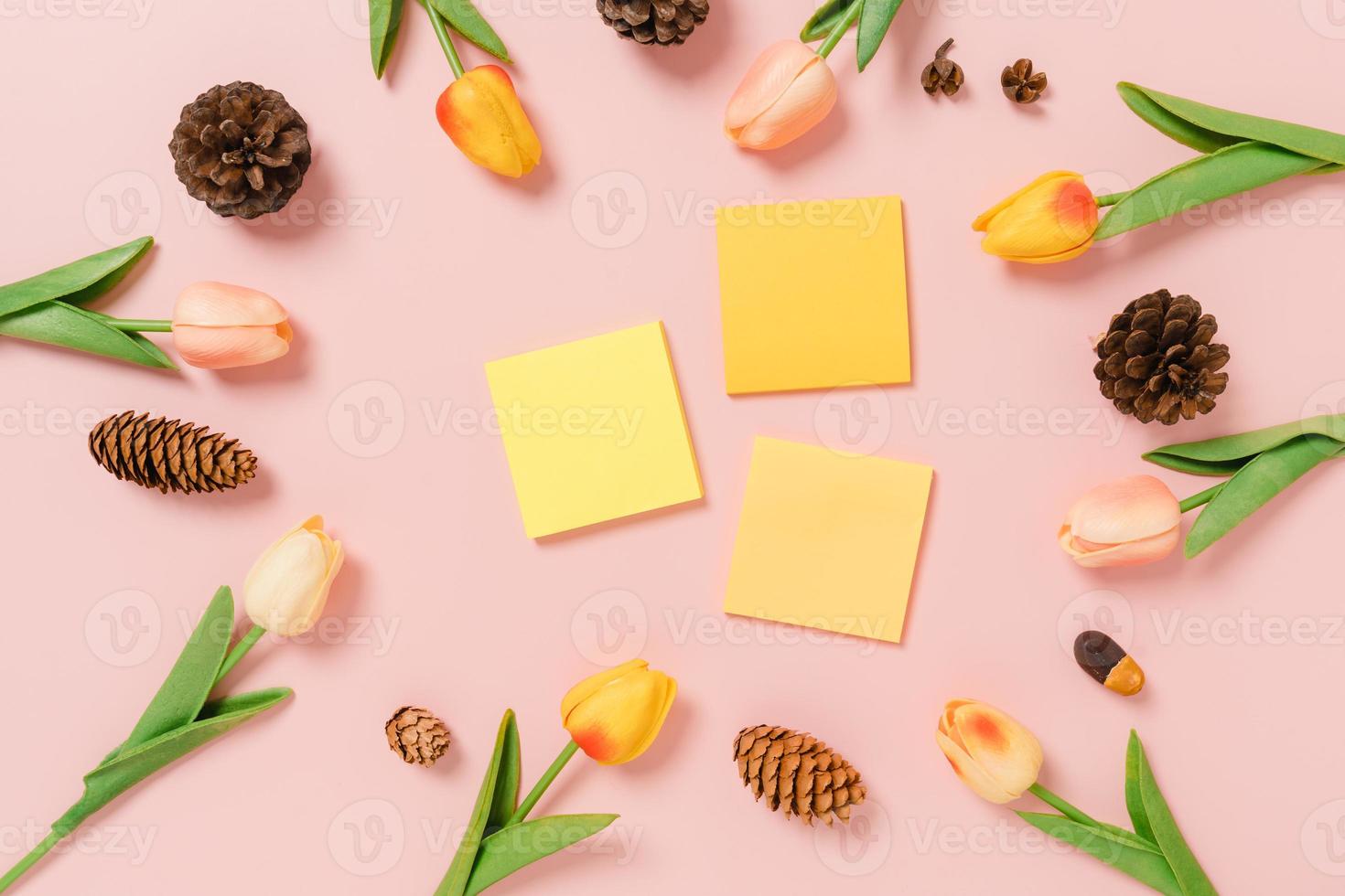 kreatives flaches Laienfoto von Reiseferienfrühling oder tropischer Sommermode. Top View Strandzubehör auf pastellrosa Farbhintergrund mit Leerzeichen für Text. Draufsicht Kopie Raum Fotografie. foto